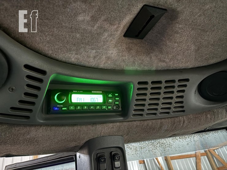 new-holland-tv140-image-11