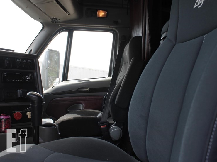 2011-kenworth-t700-image-11