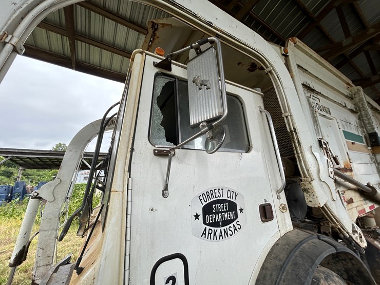 #48-•-#25939-•-inop-2003-mack-mr-t/a-daycab-garbage-truck-vin:-1m2k185c33m009372-image-29