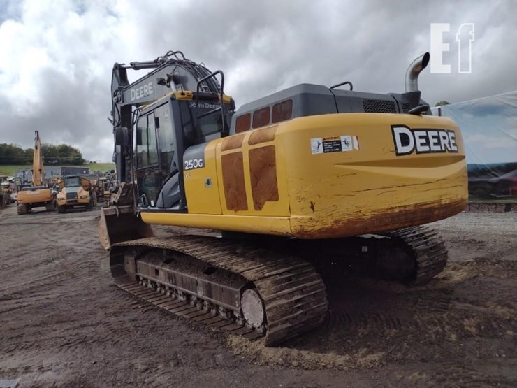 2021-deere-250g-lc-image-55