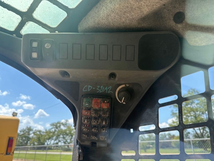 2018-deere-317g-image-31