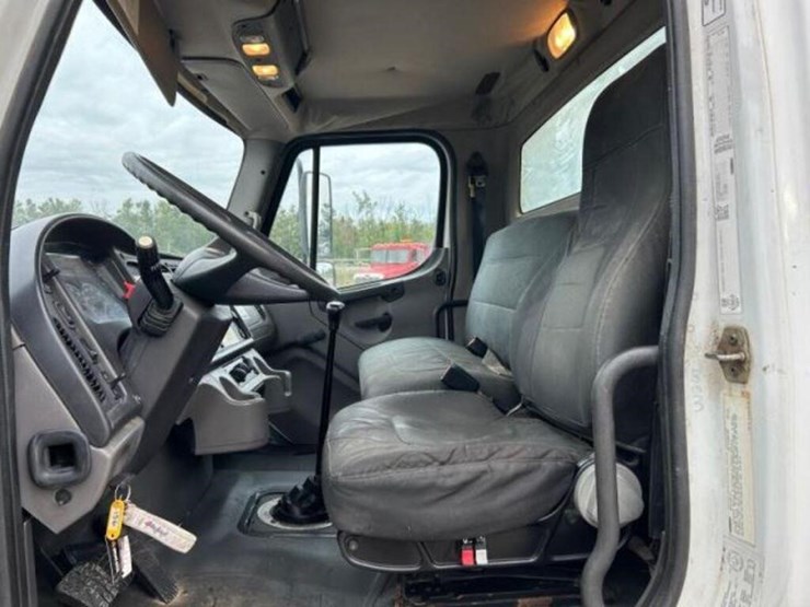 2006-freightliner-business-class-m2-106-image-19