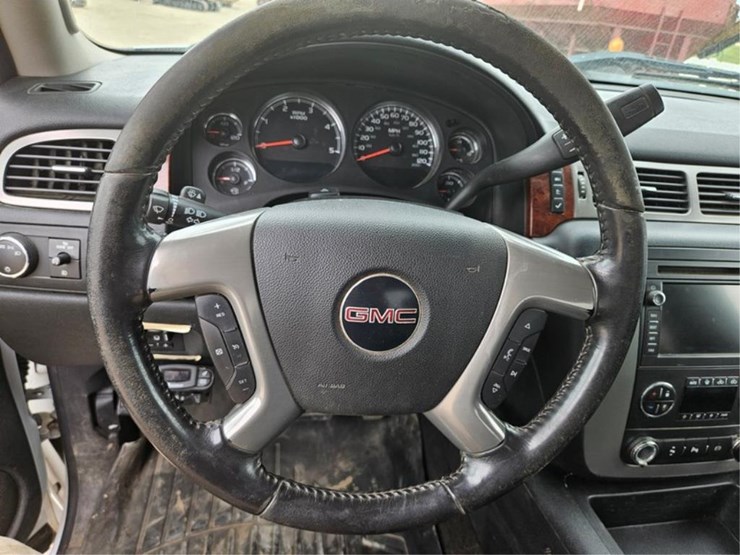 2011-gmc-3500-image-28