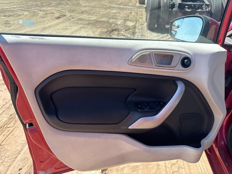 2011-ford-fiesta-se-car-image-19