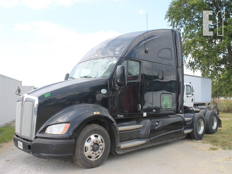 2011-kenworth-t700-image-2