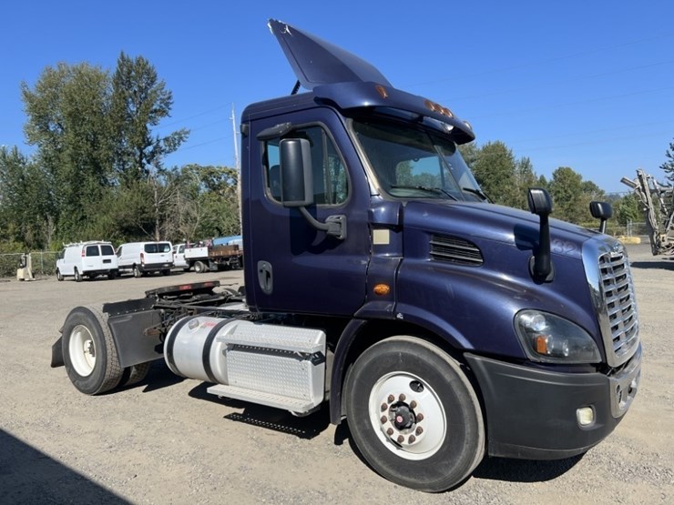 2017-freightliner-cascadia-s/a-truck-tractor-image-2