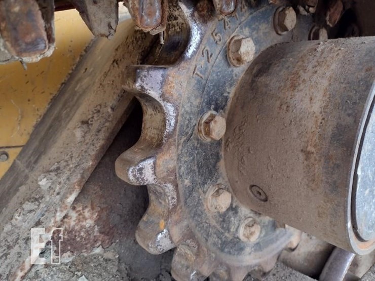 2015-deere-329e-image-21