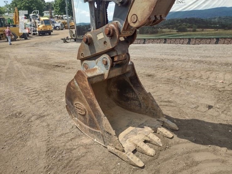 2019-deere-135g-image-16