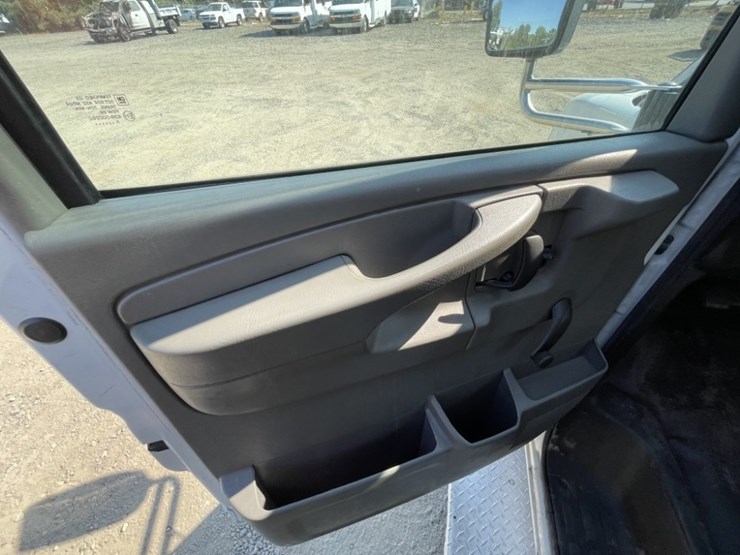 2015-chevrolet-express-paratransit-bus-image-21
