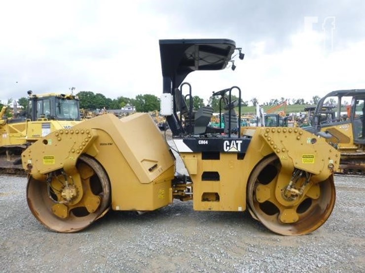 2014-caterpillar-cb64-image-3