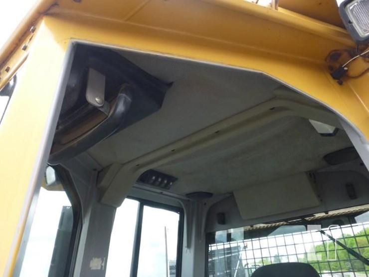 2005-caterpillar-d4g-xl-image-16