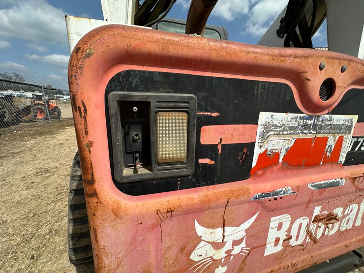 2014-bobcat-t750-image-39