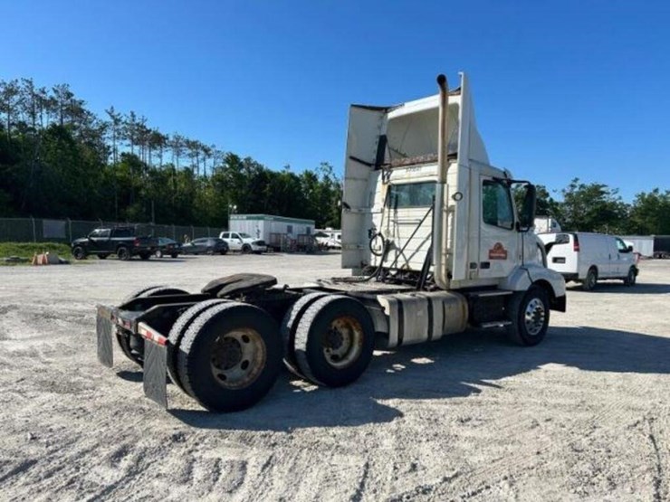 2013-volvo-t/a-hiway-tractor---day-cab-4v4nc9egxdn-image-4