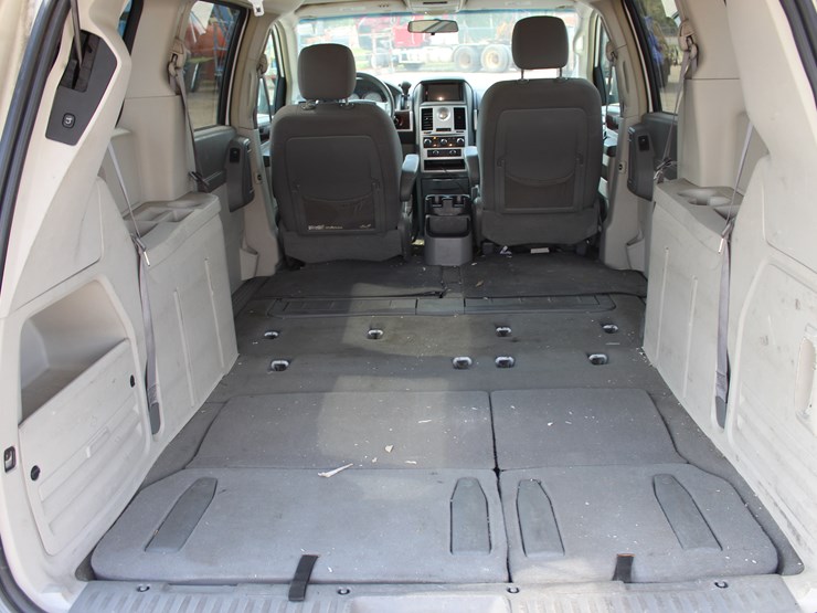 2010-chrysler-town-&-country-image-5