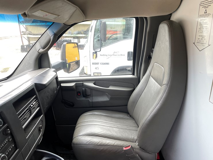 #9856-•-2011-gmc-box-truck-(has-wi-title)-image-24