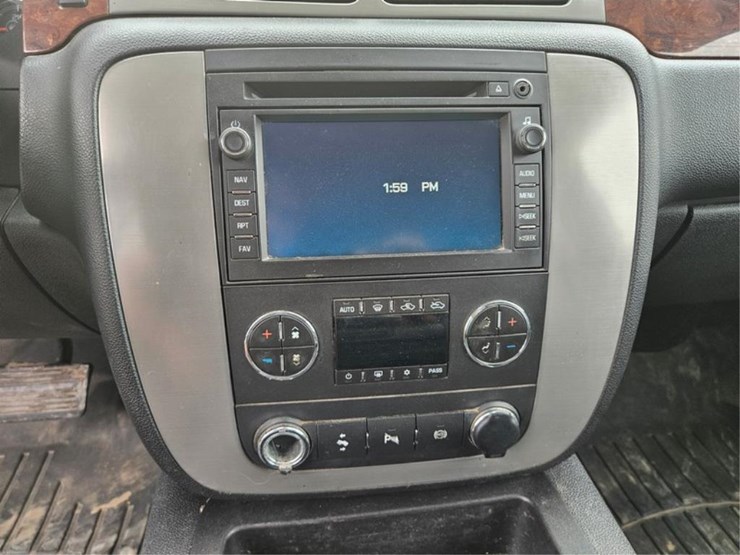2011-gmc-3500-image-32