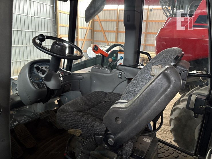 new-holland-tv140-image-14