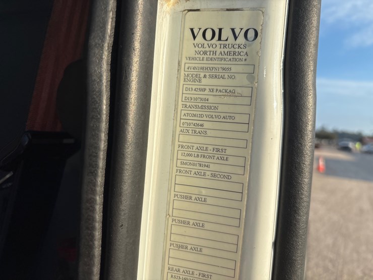 2015-volvo-vnl42t300-image-15