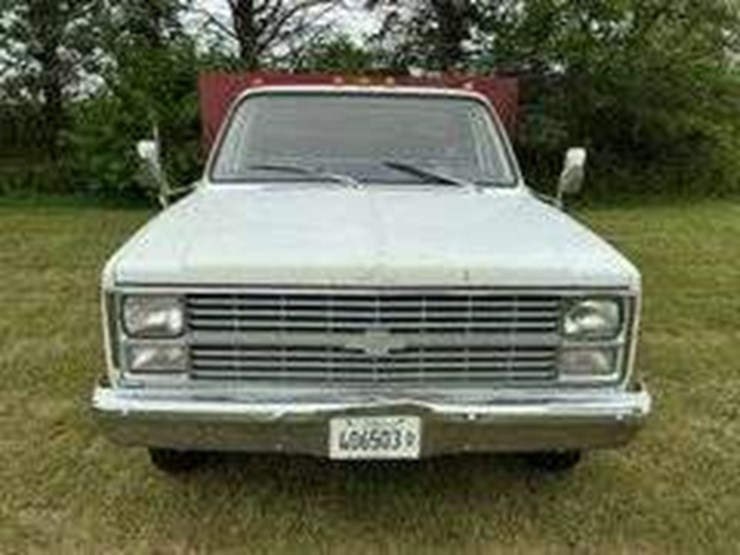 1983-chevy-custom-deluxe-30,-1-ton-service-truck-image-3