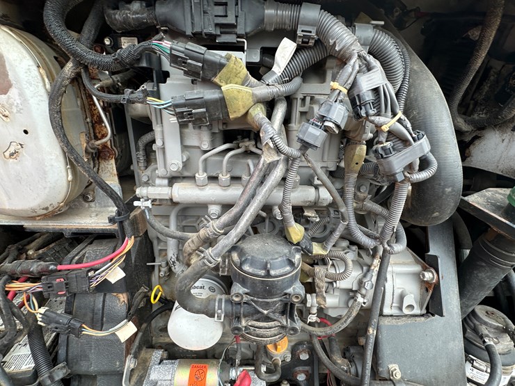 2014-bobcat-t750-image-45
