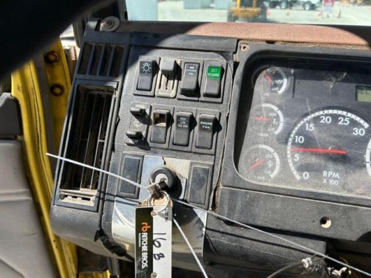 2002-freightliner-fl112-image-15
