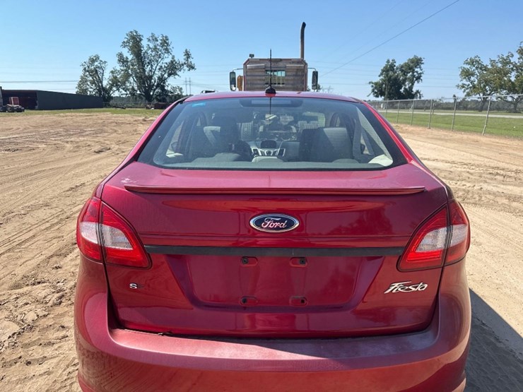 2011-ford-fiesta-se-car-image-13