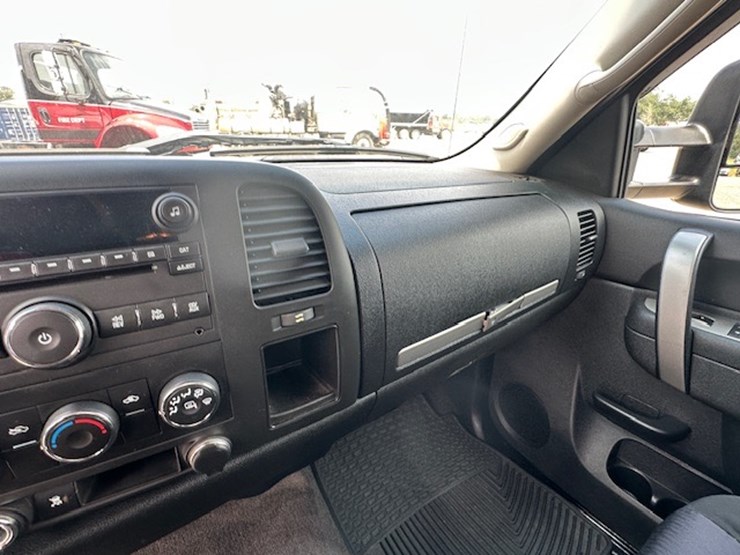2010-chevrolet-silverado-image-38
