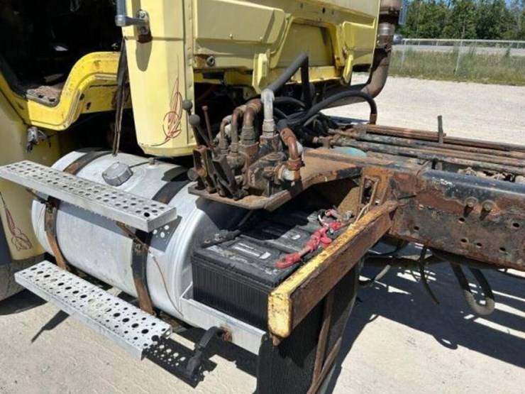 2002-freightliner-fl112-image-23