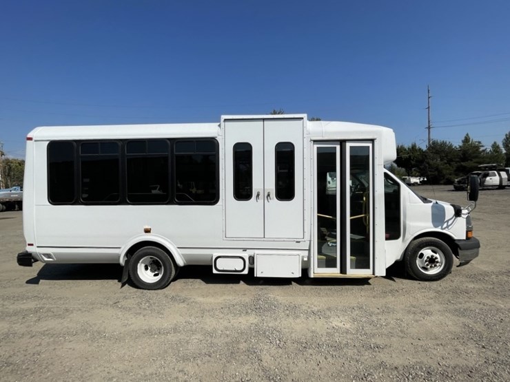 2015-chevrolet-express-paratransit-bus-image-3