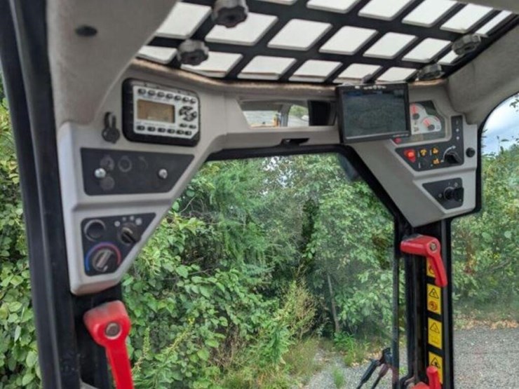 2012-jcb-135-image-11
