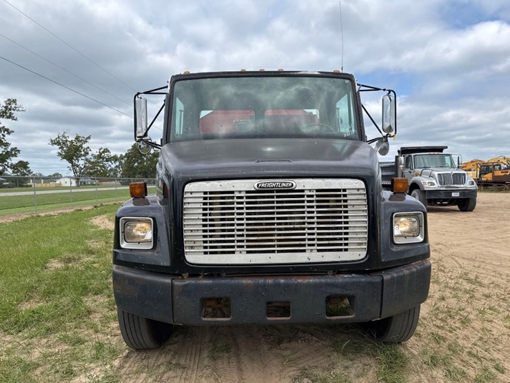 2001-freightliner-fl70-image-3