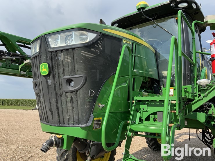 2020-john-deere-r4044-image-9