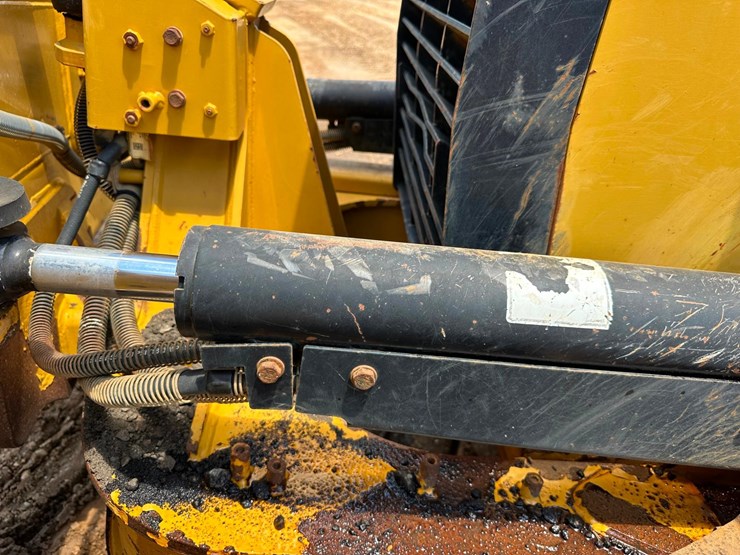 2017-caterpillar-d5-image-19