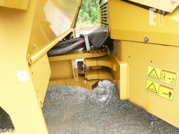 2014-caterpillar-cb64-image-16