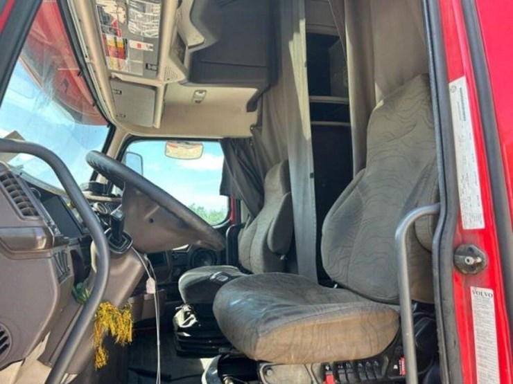 2015-volvo-t/a-hiway-tractor---sleeper-4v4nc9eh5fn-image-26