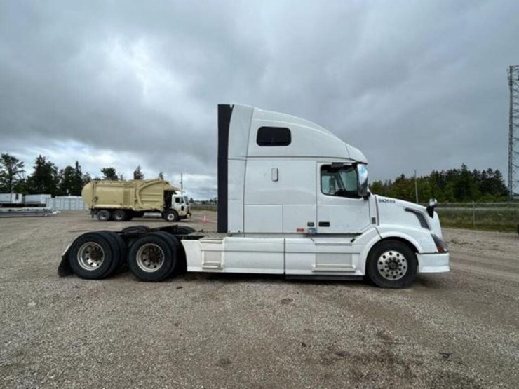 2015-volvo-vnl-t/a-hiway-tractor---sleeper-4v4nc9e-image-2