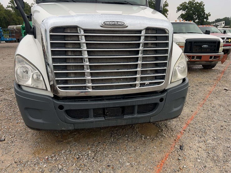 2014-freightliner-cascadia-t/a-sleeper-semi-truck-image-7