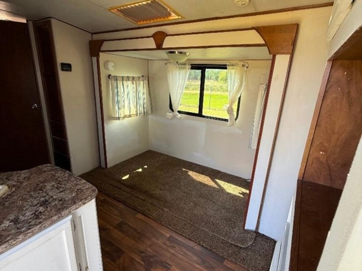 2016-creekside-24'-camper-(slide,-awning,-tandem-image-15
