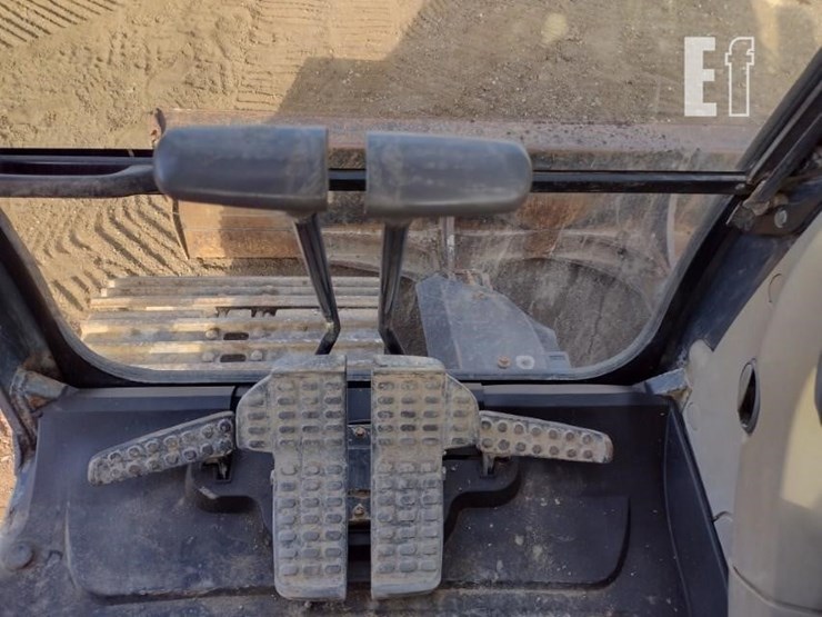 2010-deere-120d-image-7