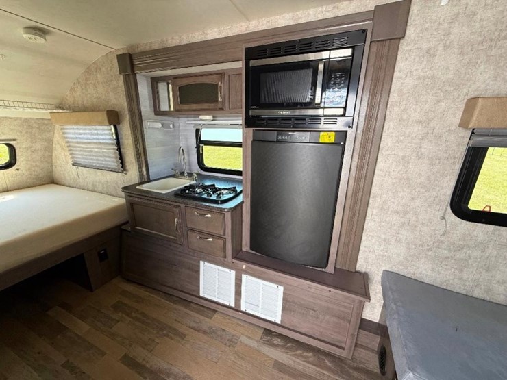 2016-winnebago-winnie-drop-wd1780-camper-image-11
