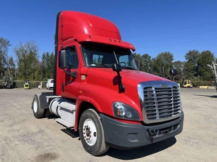 2017-freightliner-cascadia-s/a-truck-tractor-image-2