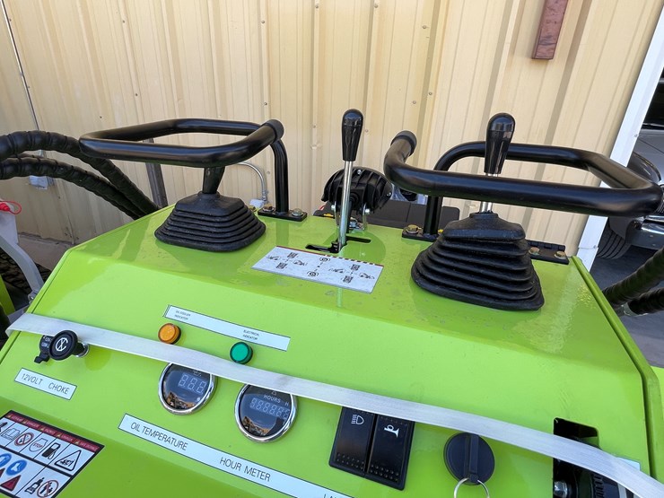 #4602-•-landhero-mini-skid-steer-loader-image-23