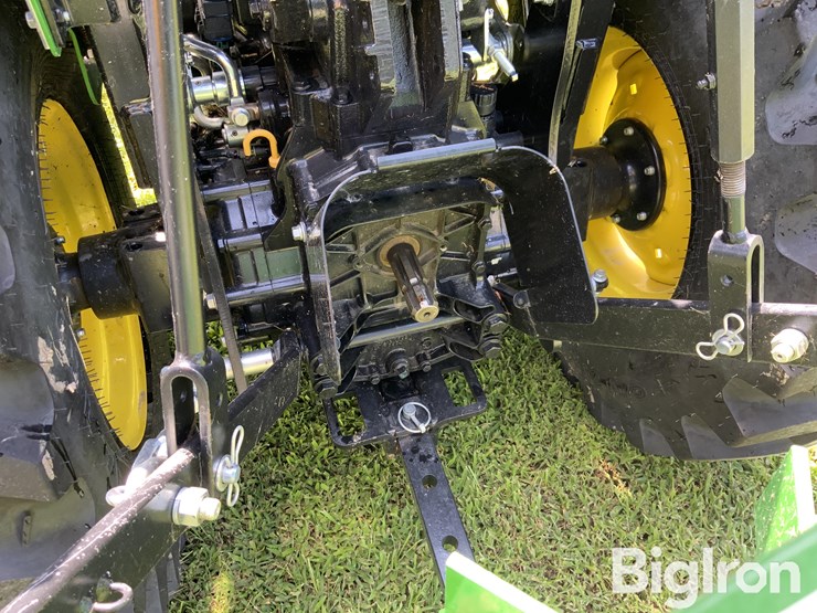 2023-john-deere-2032r-image-9