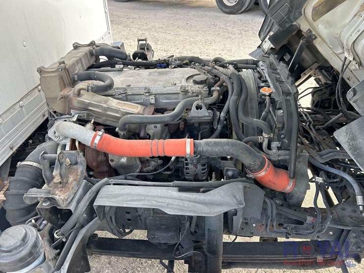 2017-isuzu-nrr-image-8