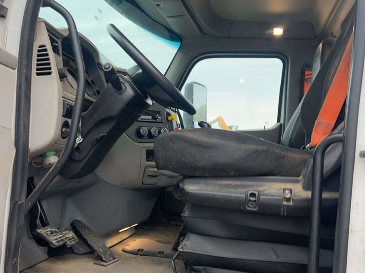2018-peterbilt-t/a-daycab-semi-truck-image-26