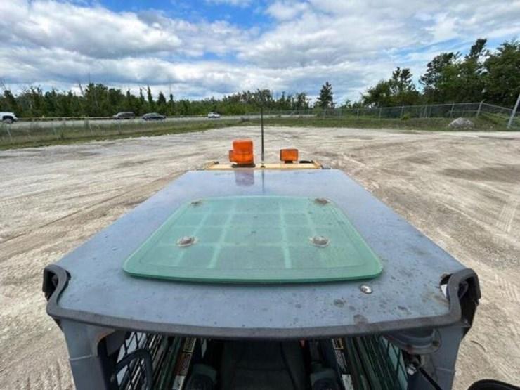 2017-deere-320e-image-20