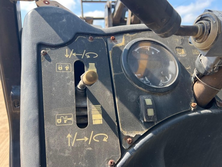 2014-caterpillar-tl642c-image-30