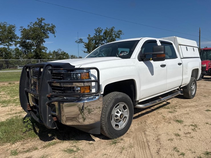 2016-chevrolet-2500-truck-image-2
