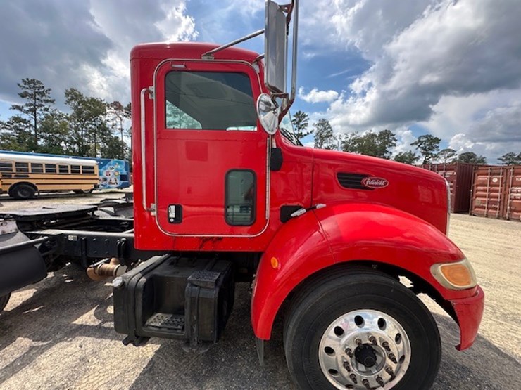2008-peterbilt-335-image-27