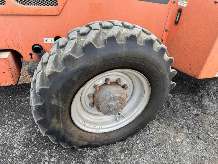 2013-jlg-8042-image-13